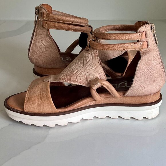 Mjus Woman's Tan Textured Leather Wedge Sandal Size 6 (36) - Picture 6 of 16